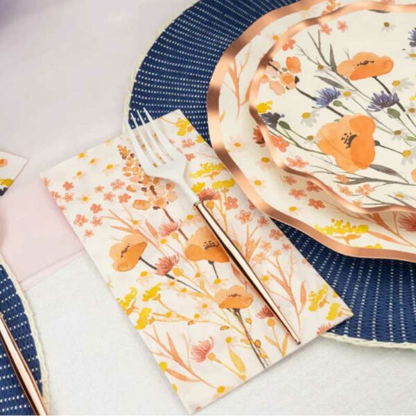 Platos-Desechables-Grandes-con-Motivo-'Flores-Silvestres'-(8-uds)-Turn-3 Set de Cubiertos de Plástico Reusable en Color Blanco y Dorado 36 uds (Servicio para 12 comensales)