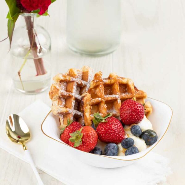 Tazones Cuadrados en Plástico Reusable Color Blanco con Borde Dorado 16 oz (10 uds)