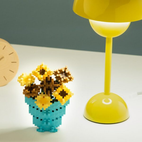 wholesale_plusplususa_com-05163_Tube_300pc_Inspired_VanGogh_Lifestyle_2_1 Juego de Construcción Motivo Girasoles de Van Gogh Plus-Plus(Tubo de 350 piezas)